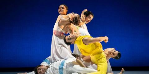 Ballett: The moon wears a white shirt